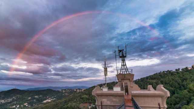 Arcoíris de color rojo en el Observatorio Fabra de Barcelona / ALFONS PUERTAS / alfonns_pc