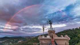 Arcoíris de color rojo en el Observatorio Fabra de Barcelona / ALFONS PUERTAS / alfonns_pc