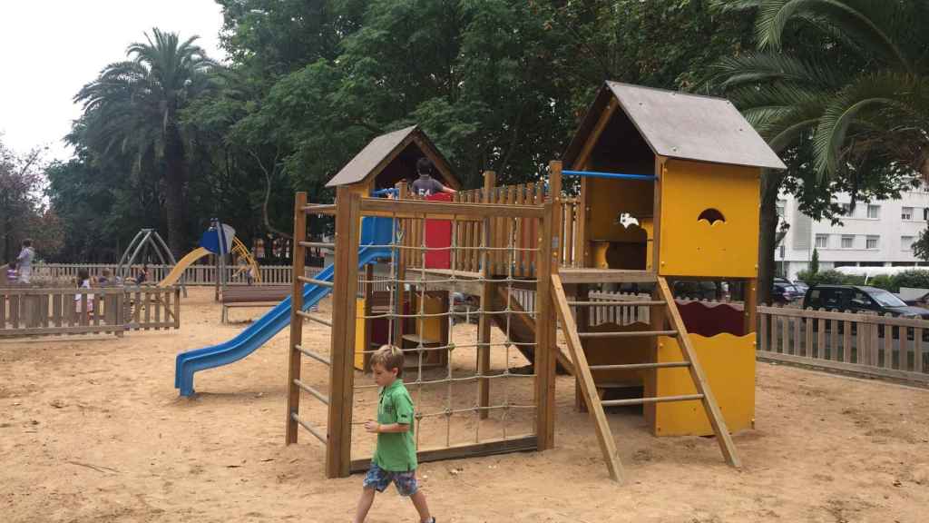 Un niño jugando en un parque de Barcelona