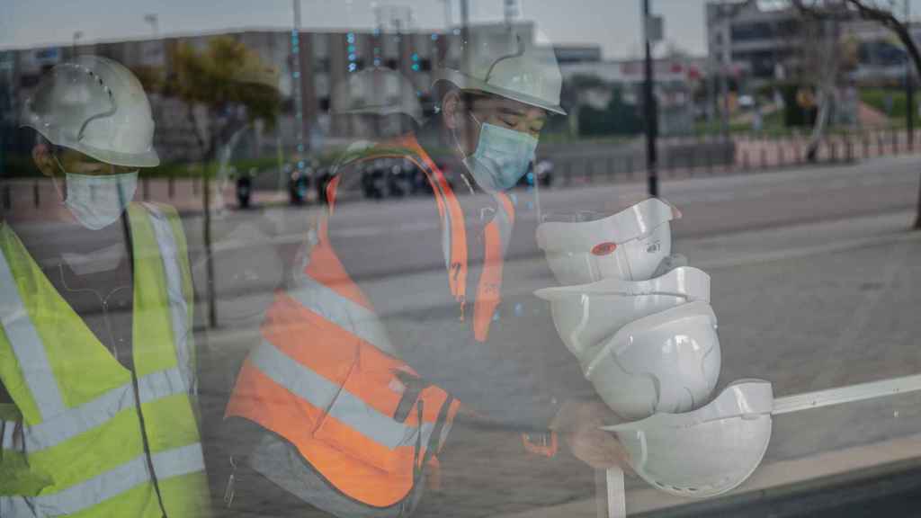 Trabajadores en una obra de Barcelona / EUROPA PRESS