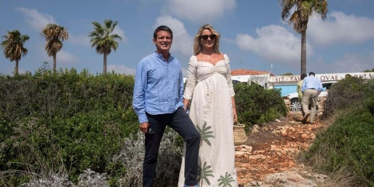 Imagen de archivo de Manuel Valls y Susana Gallardo durante su boda en Menorca / EFE