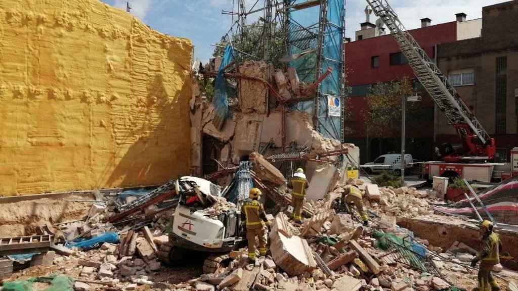 Bomberos buscando al operario atrapado en el derrumbe de un edificio en Sant Just / BOMBEROS