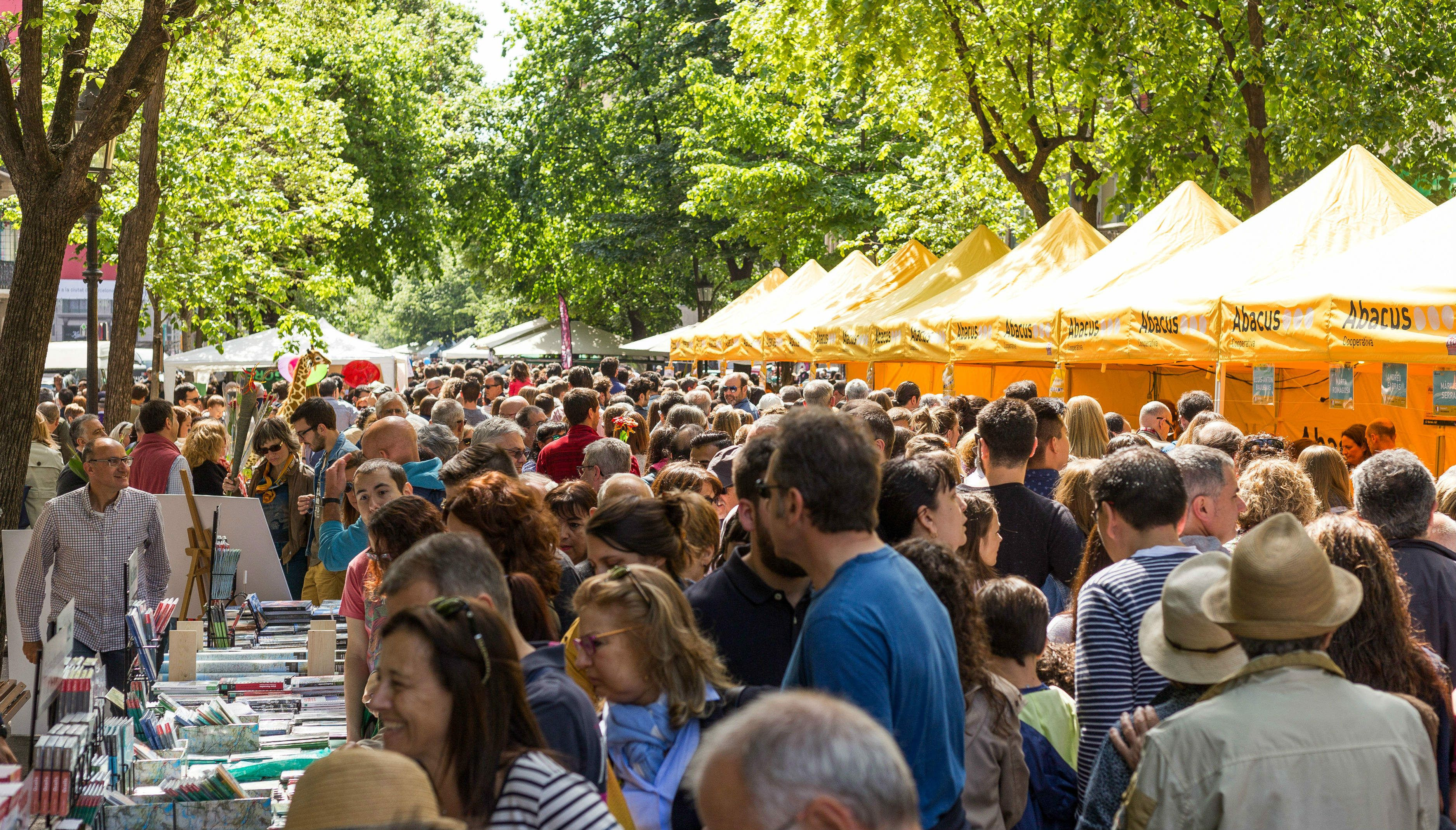 Gente por las calles durante el día de Sant Jordi / EFE