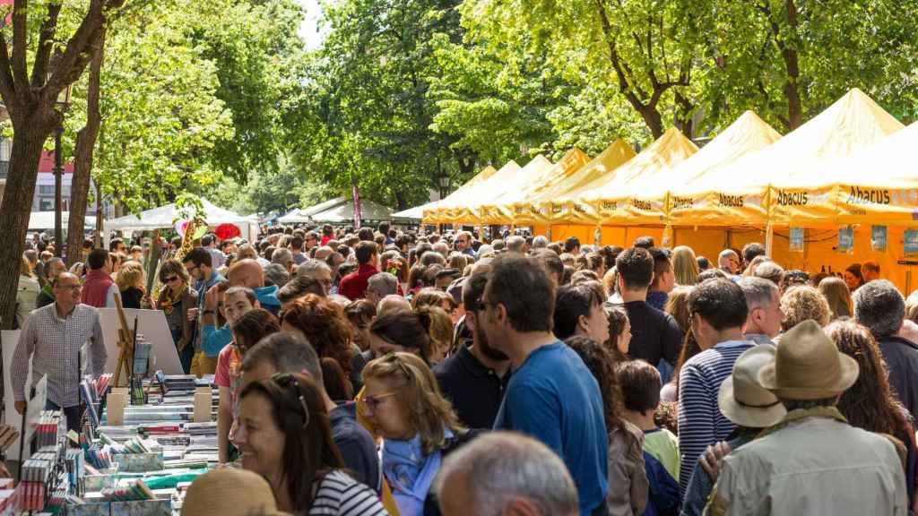 Gente por las calles durante el día de Sant Jordi en el centro de Barcelona / ARCHIVO