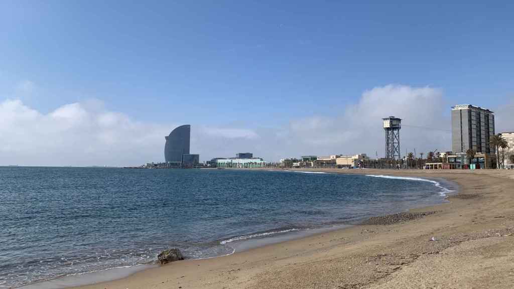 La playa de la Barceloneta limpia durante el aislamiento