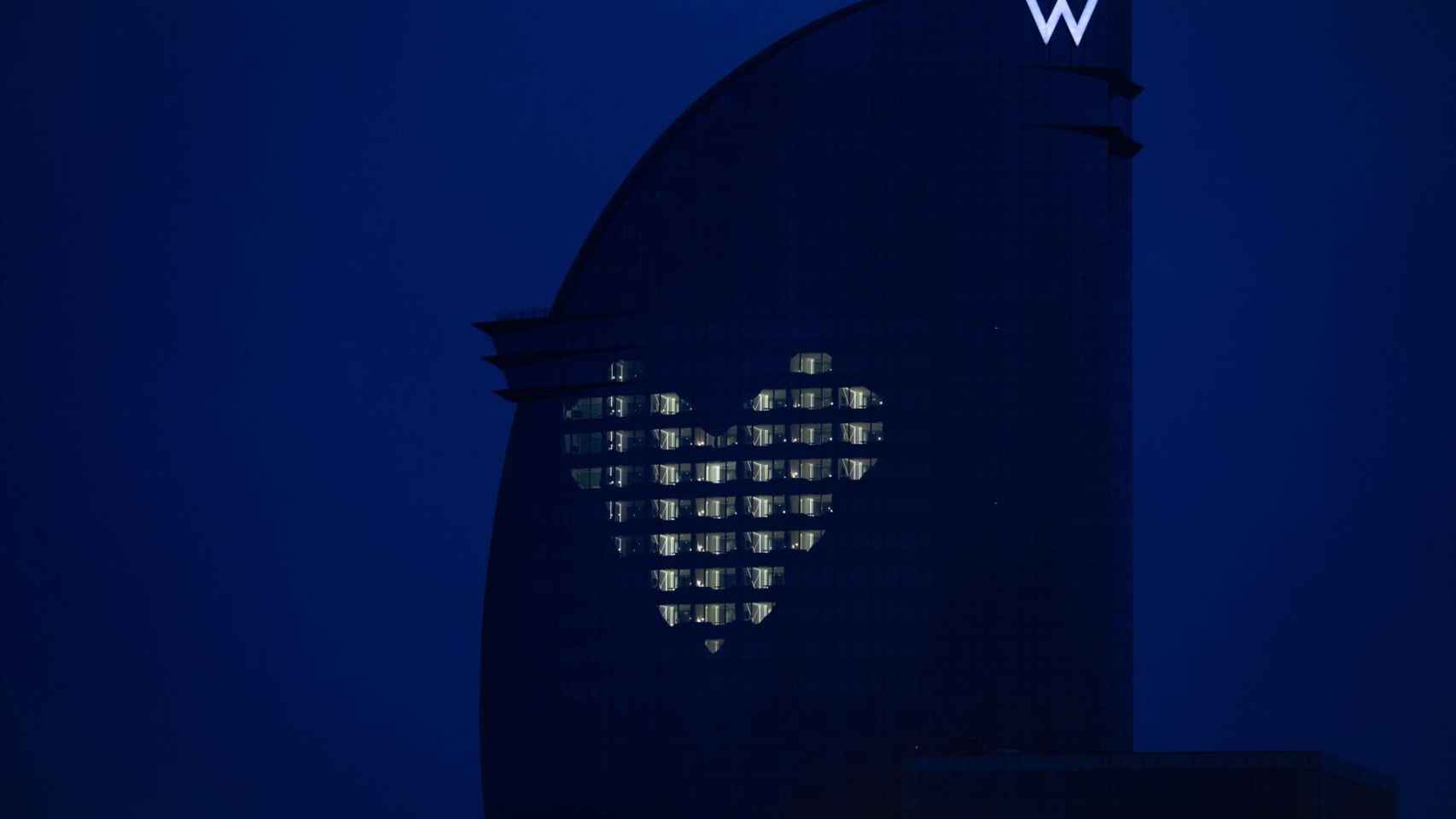 Un corazón ilumina el Hotel Vela / DAVID ZORRAKINO - EUROPA PRESS