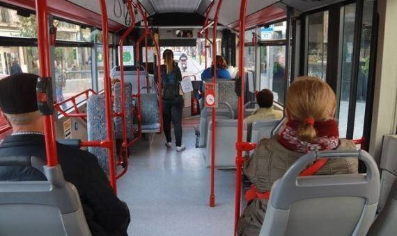 Autobús de Barcelona con muy pocos usuarios