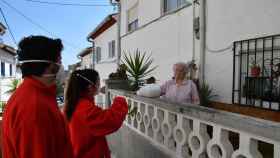 Trabajadores de Creu Roja reparten lotes a personas mayores durante el confinamiento