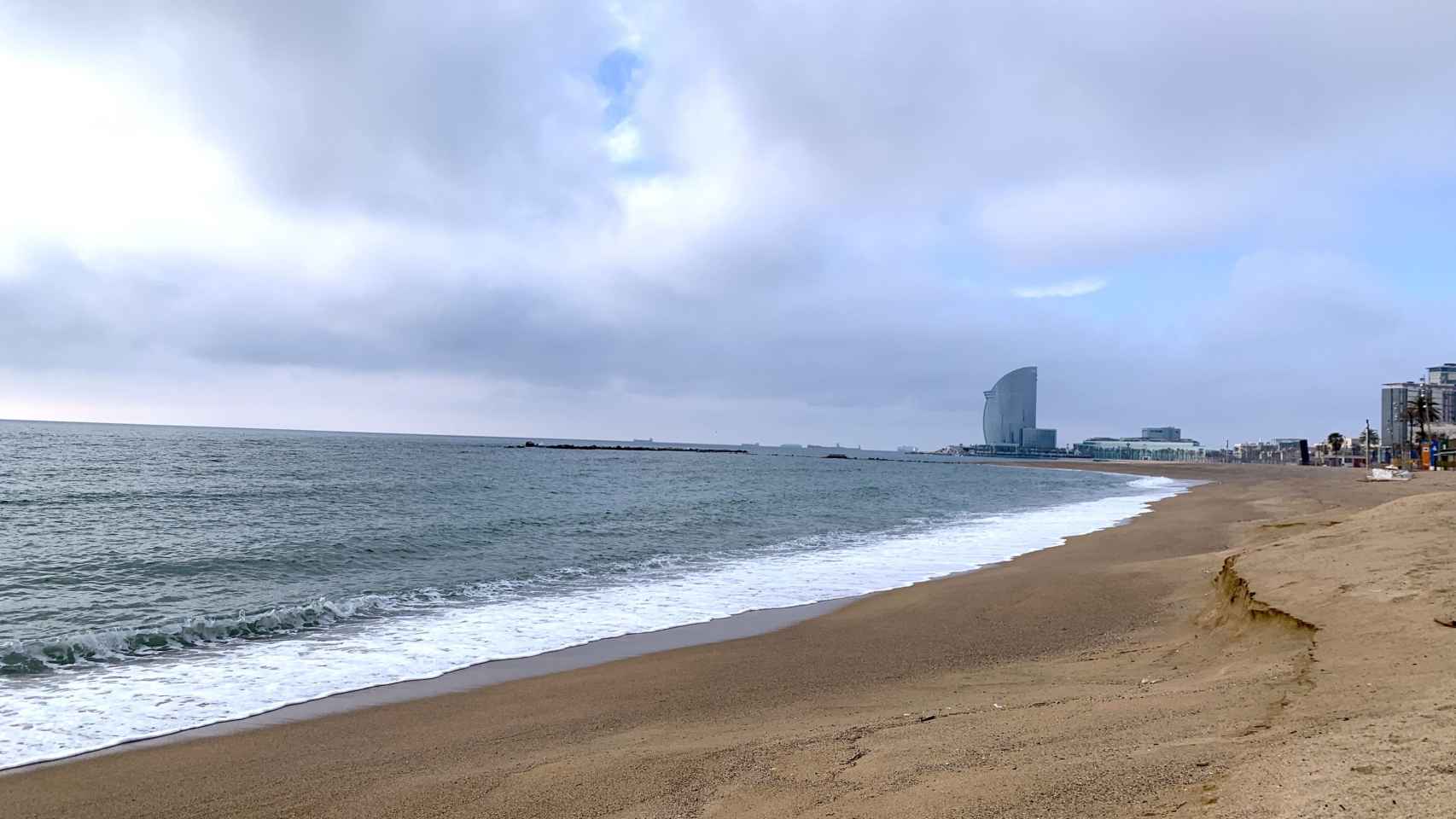 Vista general de la playa (casi virgen) de la Barceloneta durante la reclusión por coronavirus / V.M.