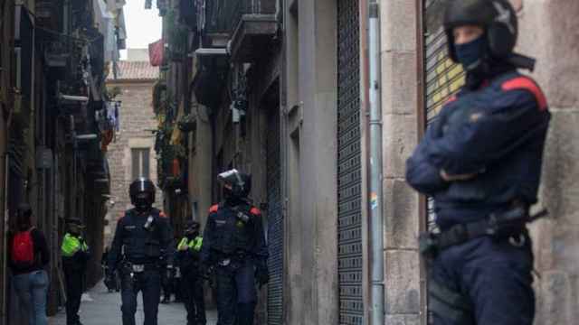 Imagen de archivo de una operación policial en el Raval / EFE