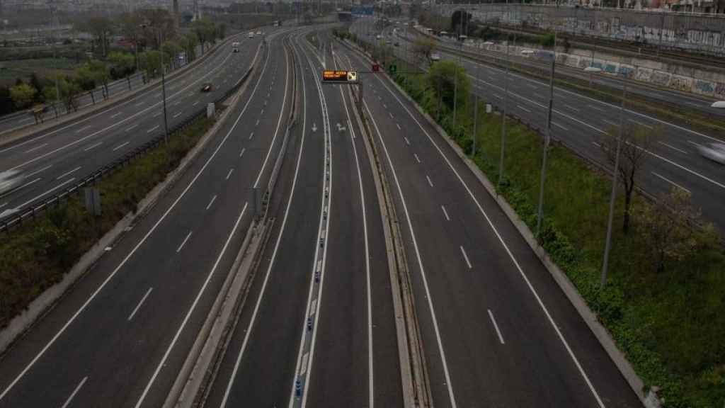 Carretera sin apenas tráfico en la entrada a Barcelona por la Autopista del Vallès / EP