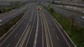 Carretera sin apenas tráfico en la entrada a Barcelona por la Autopista del Vallès / EP