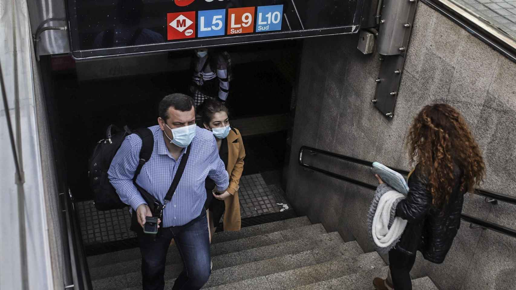 Usuarios con mascarillas durante la crisis sanitaria / EUROPA PRESS