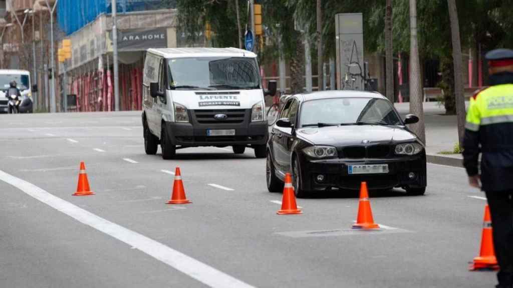 Coches junto a un control policial en Barcelona / EUROPA PRESS