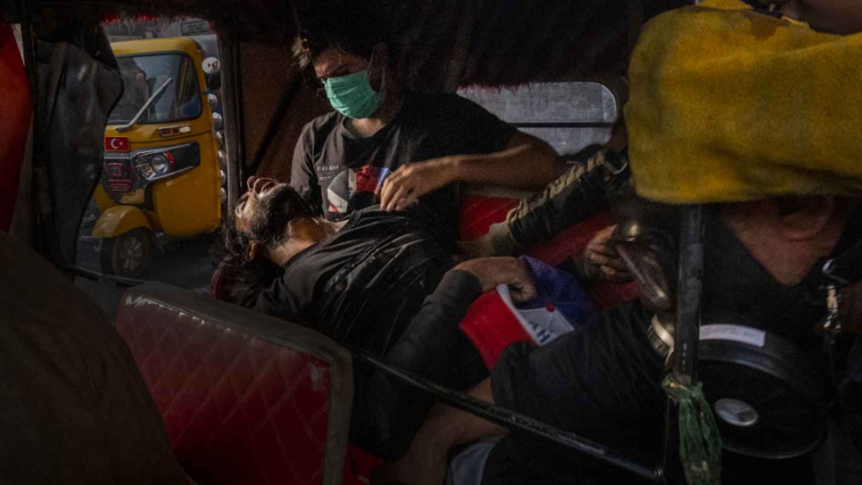 'Unconscious Protester during the Tishreen Revolution', fotografía ganadora del barcelonés / RICARDO GARCÍA VILANOVA - World Press Photo