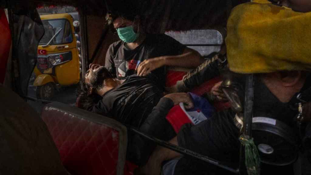 'Unconscious Protester during the Tishreen Revolution', fotografía ganadora del barcelonés / RICARDO GARCÍA VILANOVA - World Press Photo