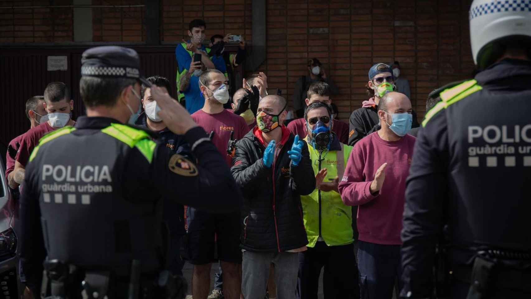 Momento del homenaje de los Mossos y la Urbana a los empleados de Mercabarna / EUROPA PRESS