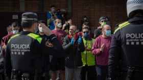 Momento del homenaje de los Mossos y la Urbana a los empleados de Mercabarna / EUROPA PRESS