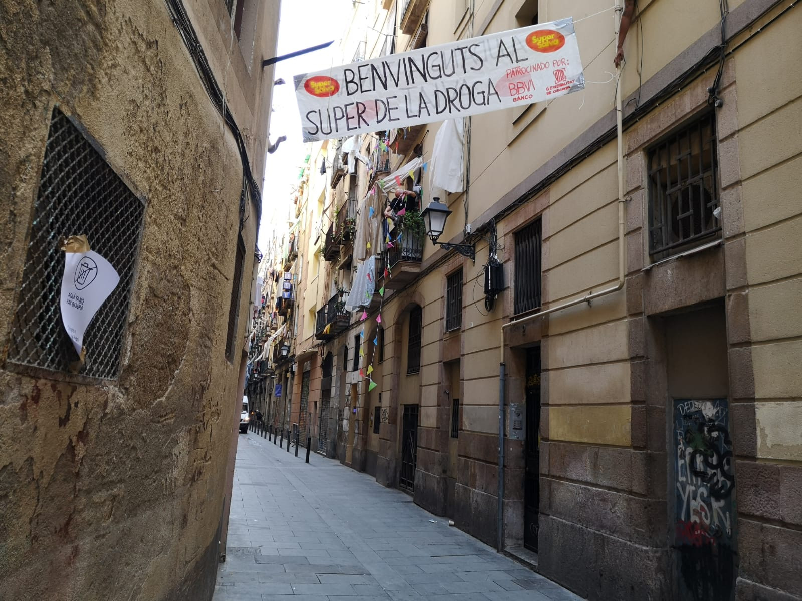 Una pancarta denuncia la venta de droga en esta calle del Raval / G.A