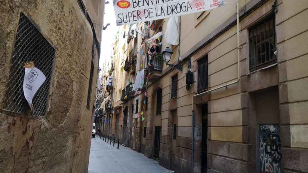 Pancarta contra los narcopisos en la calle dels Salvador / GUILLEM ANDRÉS