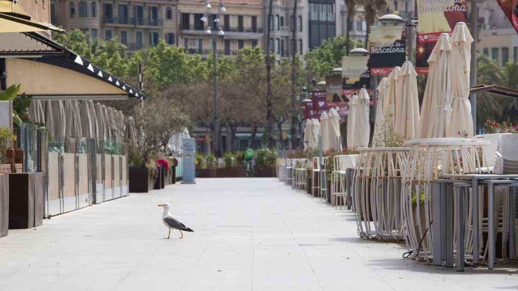 Terrazas vacías en la Barceloneta durante la crisis del coronavirus / EFE