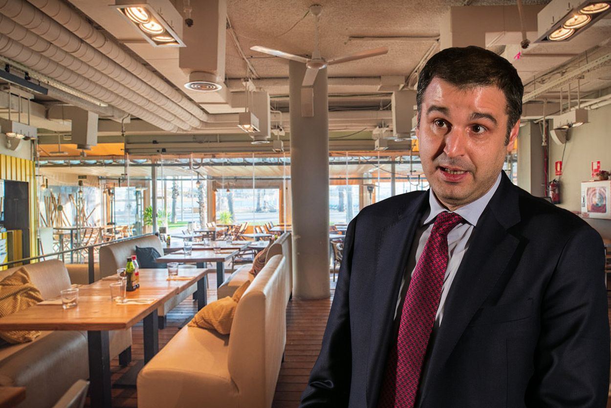 El director del Gremi de Restauració, Roger Pallarols, en un fotomontaje en el restaurante Mamarosa Beach de Barcelona / METRÓPOLI ABIERTA