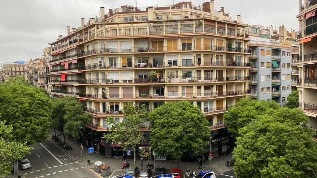 La urbana llega al edifcio en el que han montado fiesta en plena reclusión en Sant Antoni / METRÓPOLI ABIERTA