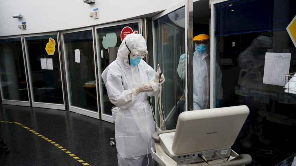 Dos sanitarios en una UCI del Hospital del Mar de Barcelona / EFE