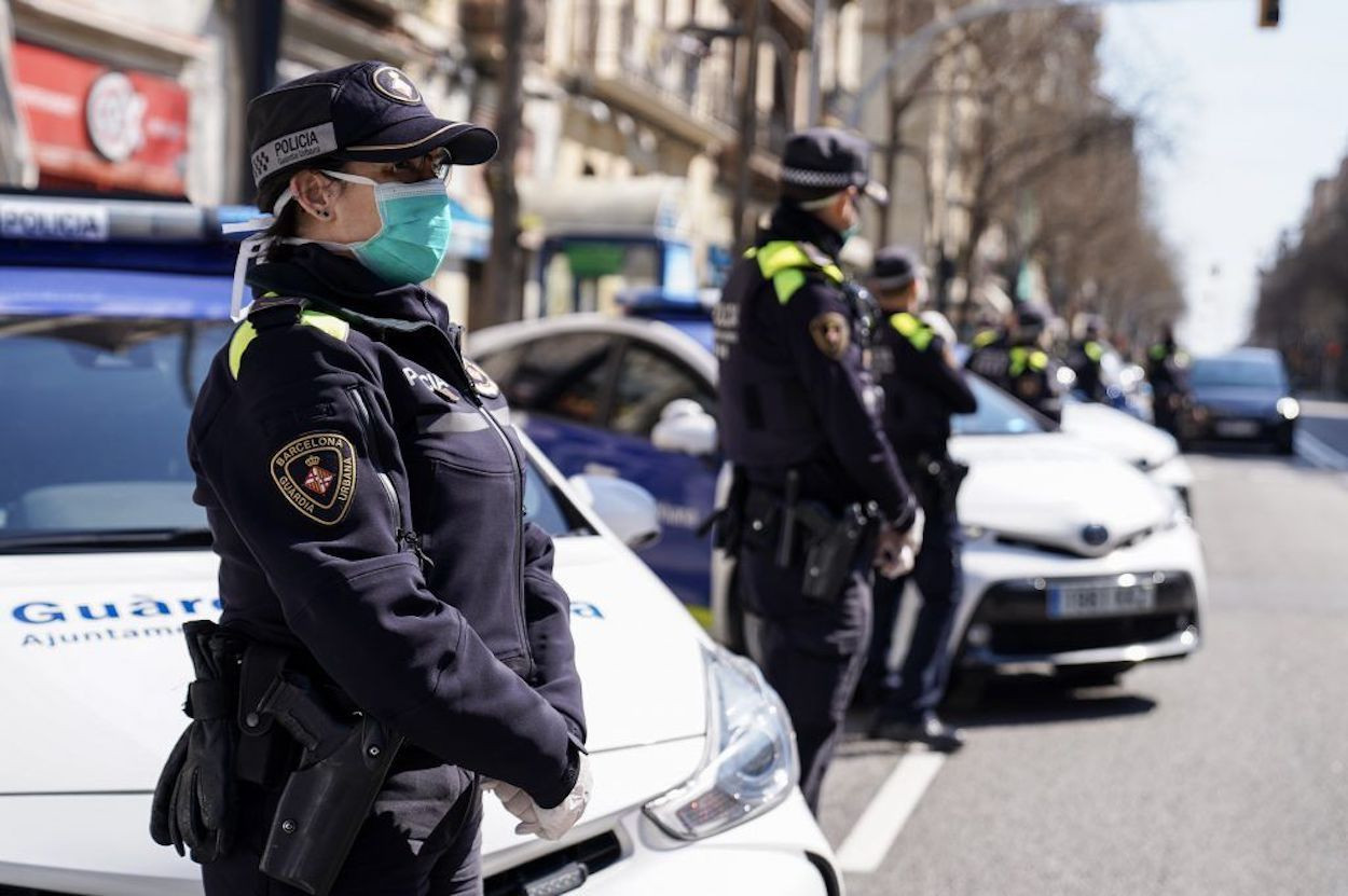 Agentes de la Guardia Urbana, protegidos con mascarillas por el coronavirus