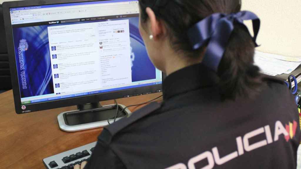 Una agente de la Policía Nacional especializada en la ciberdelincuencia / EFE