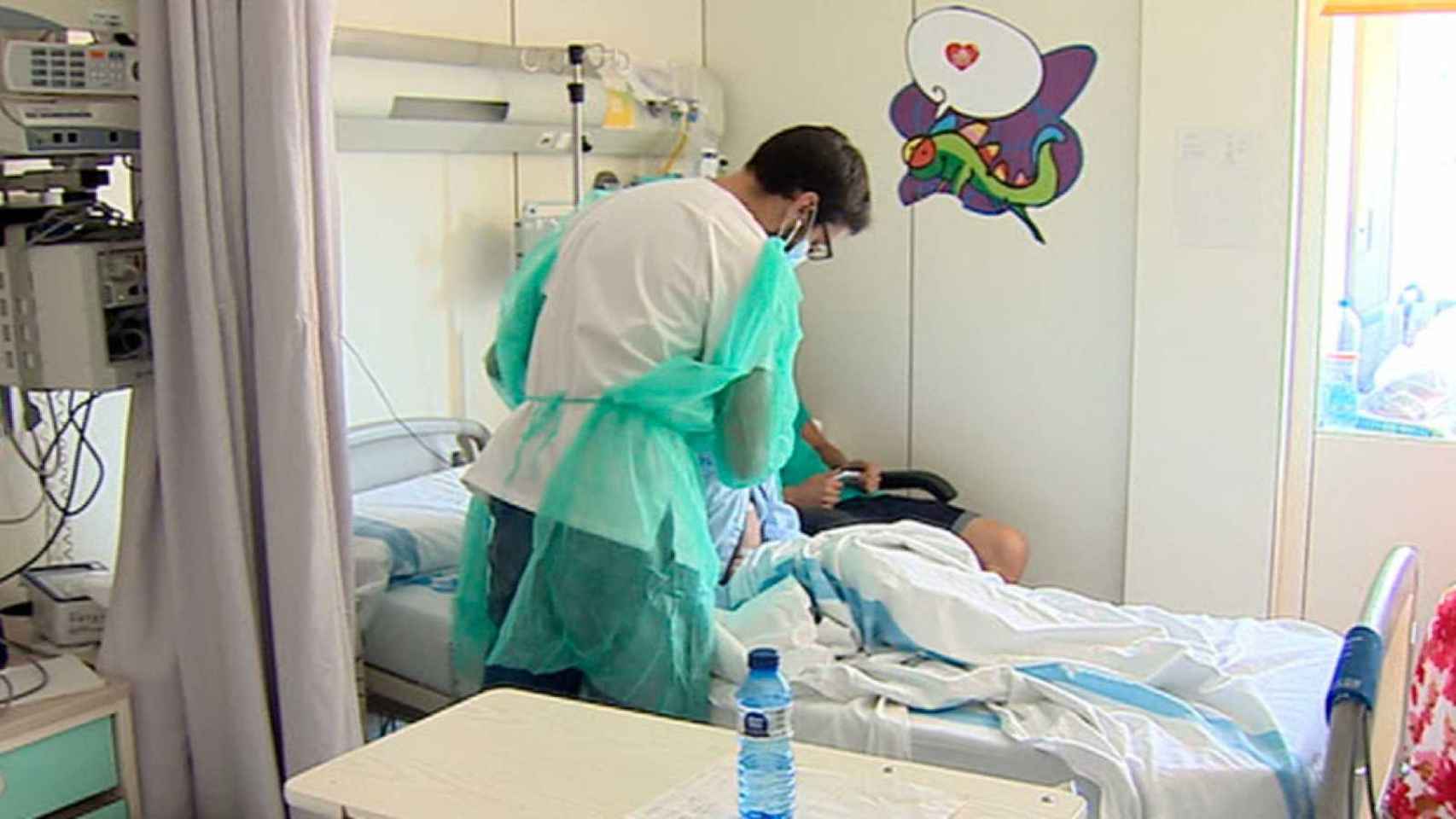 Un paciente en el Hospital Vall d'Hebron mientras es atendido