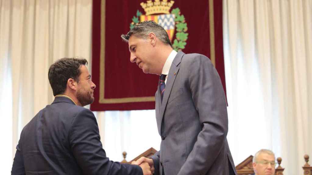 Xavier García Albiol felicitando a Álex Pastor en el momento de su nombramiento como alcalde de Badalona / MARTÍ ALBESA