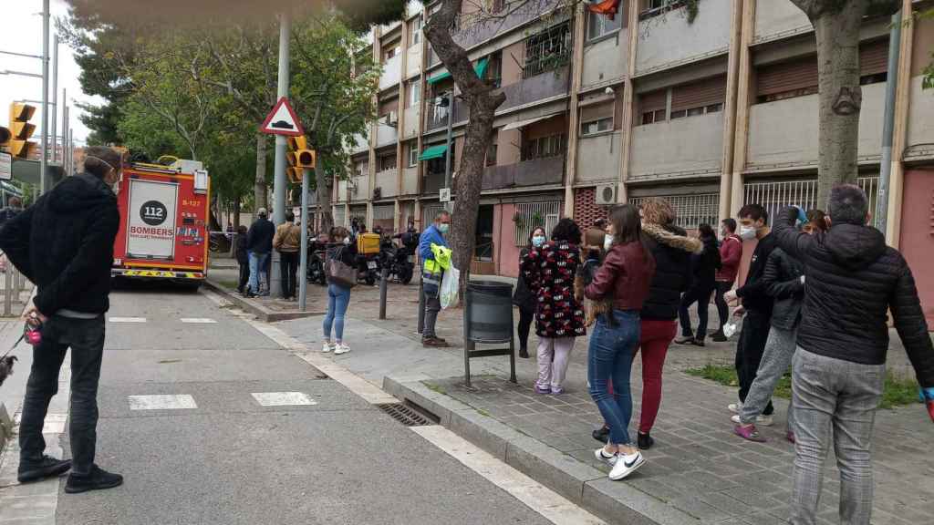 Vecinos en la calle junto a la finca apuntalada y un camión de bomberos / TEREIXA PARDO