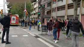 Vecinos en la calle junto a la finca apuntalada y un camión de bomberos / TEREIXA PARDO