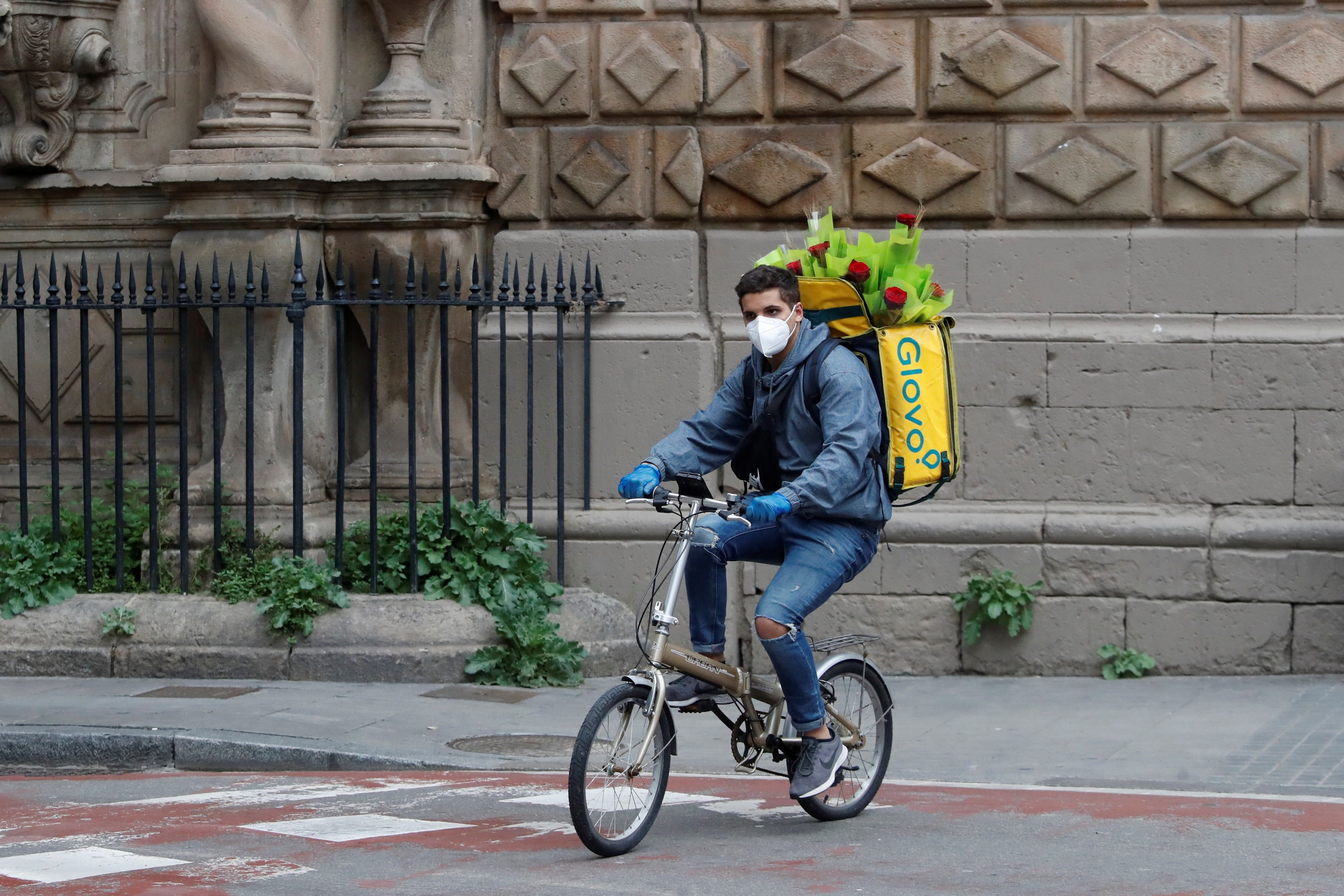 Los trabajadores de Glovo, sin descanso en Sant Jordi