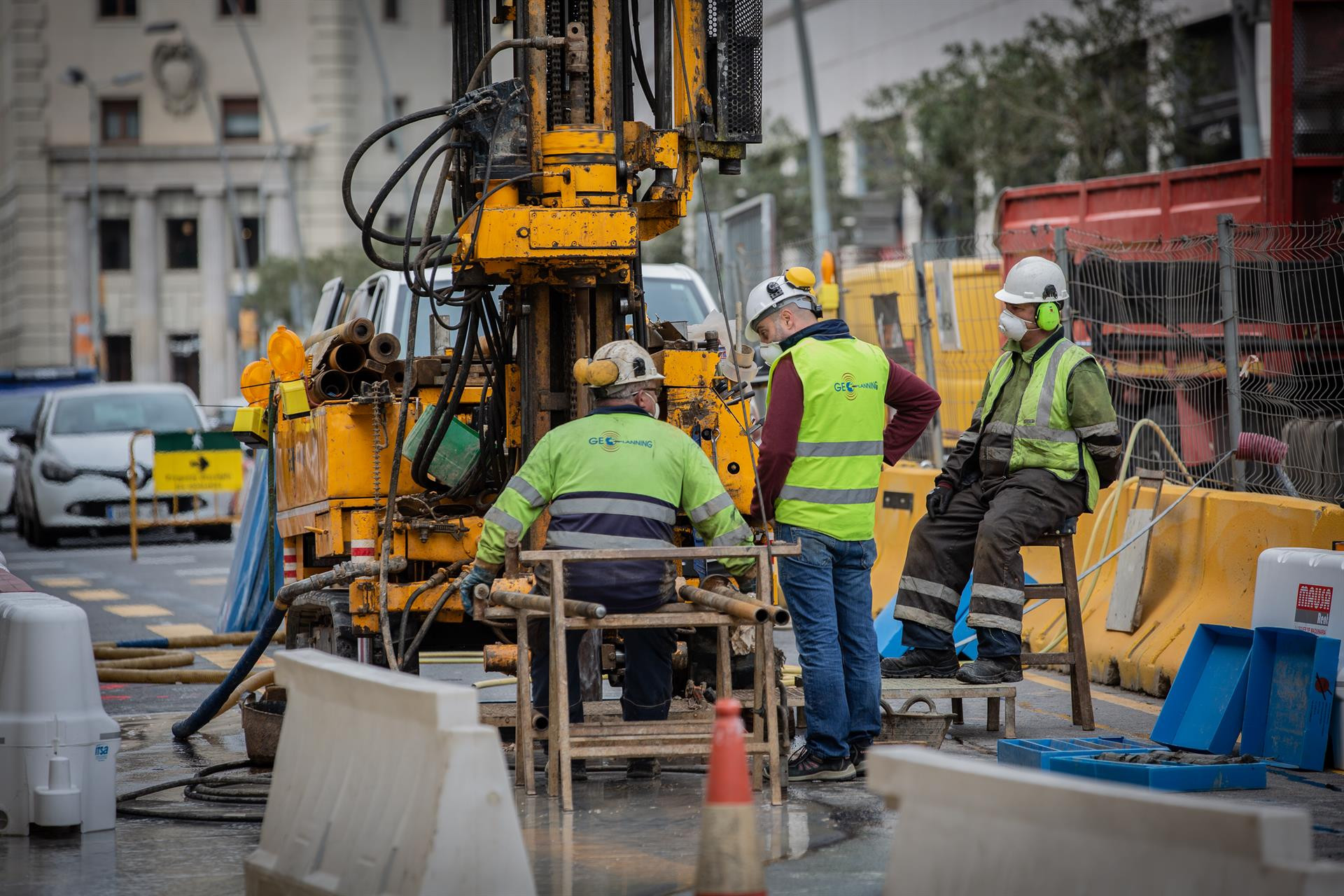 Obreros trabajando en obras licitadas que quedaron paradas por el confinamiento