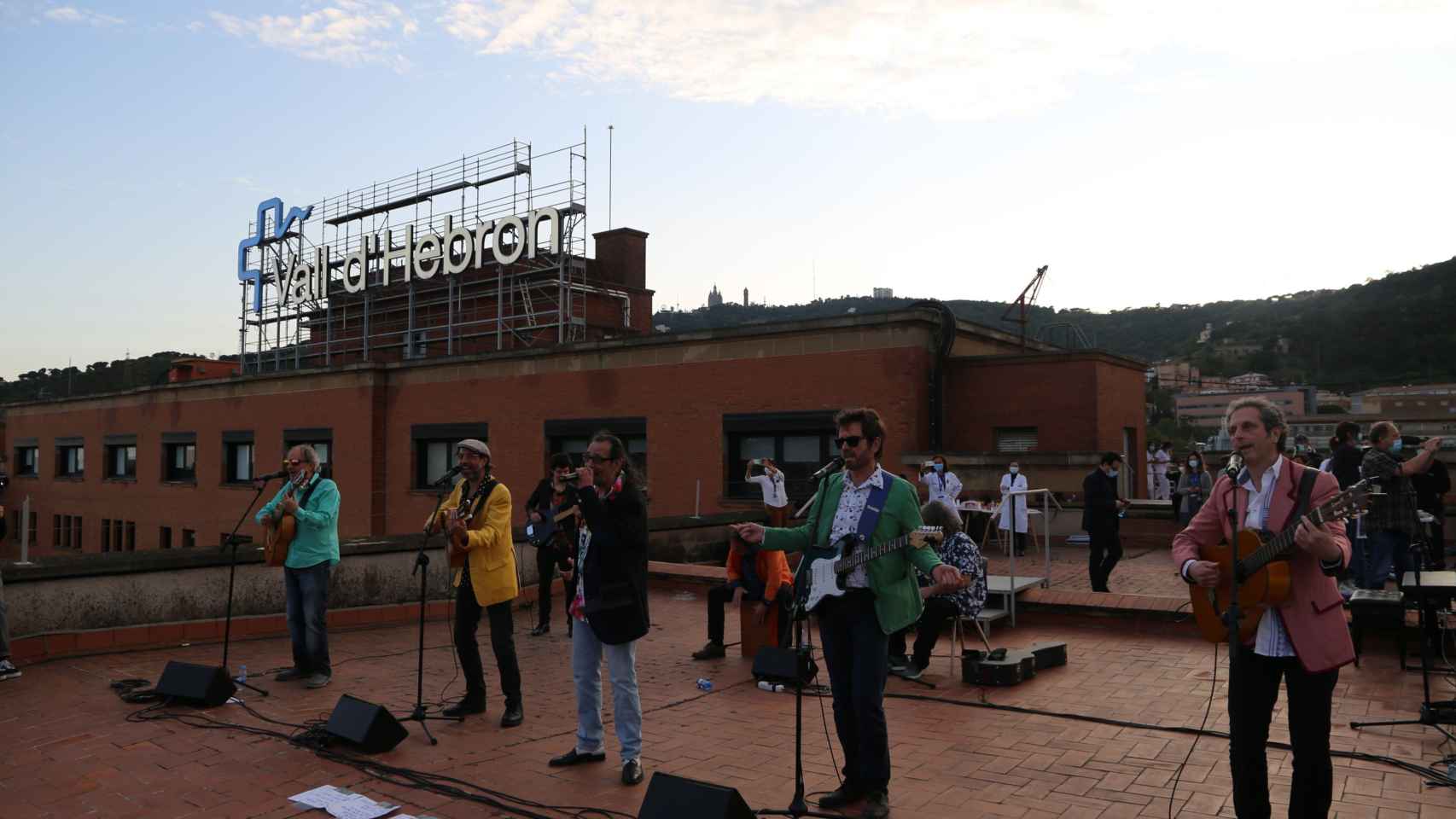 'Los Manolos' cantan desde el tejado del Vall d'Hebron / HOSPITAL VALL D'HEBRON