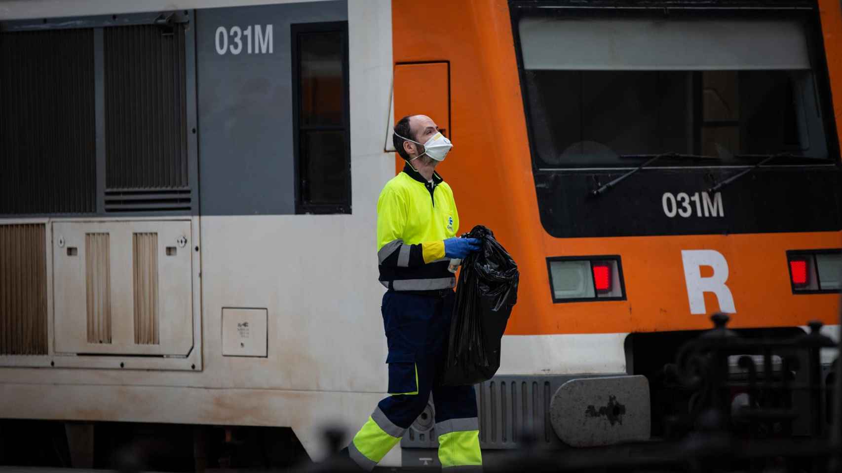 Un trabajador de Renfe equipado con material de protección / EUROPA PRESS