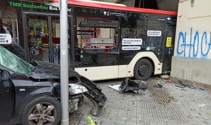 El turismo y el autobús de TMB tras el siniestro en Sant Martí / METRÓPOLI ABIERTA