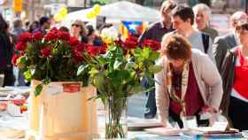 Una parada de Sant Jordi con rosas y libros