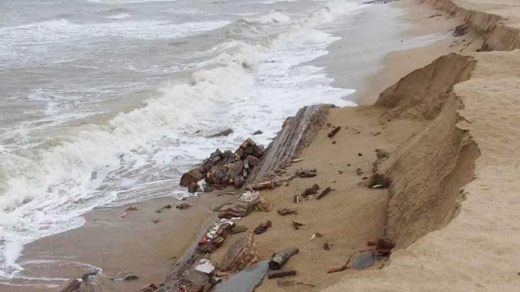 El temporal en Badalona (Barcelona) deja al descubierto antiguas edificaciones en la playa de la Barca Maria