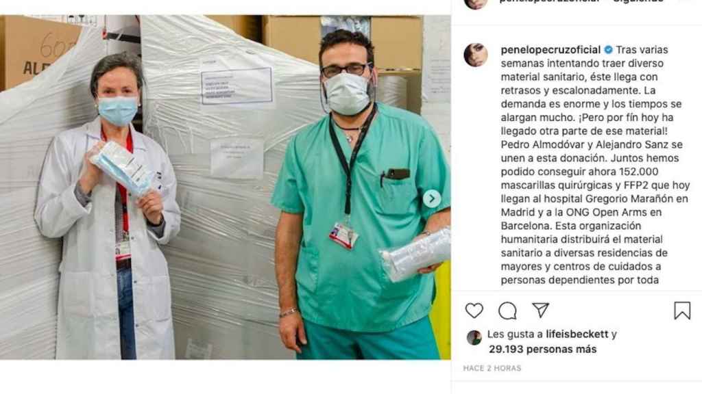 Captura de pantalla del Instagram de Penélope Cruz donde se muestra la llegada del cargamento de mascarillas donado al hospital Gregorio Marañón de Madrid y la Fundación Open Arms en