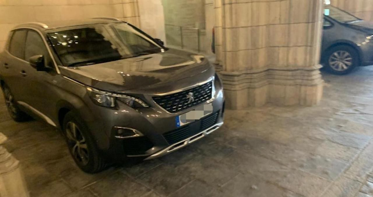 El coche de Ada Colau, en el Ayuntamiento / CRÓNICA GLOBAL