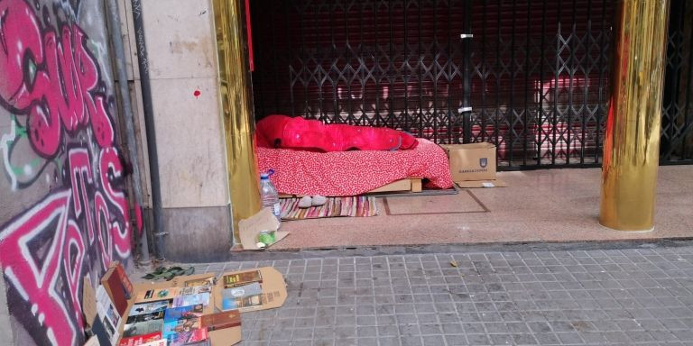 Indigente durmiendo en l'Eixample durante el confinamiento, este mes de abril / GUILLEM ANDRÉS