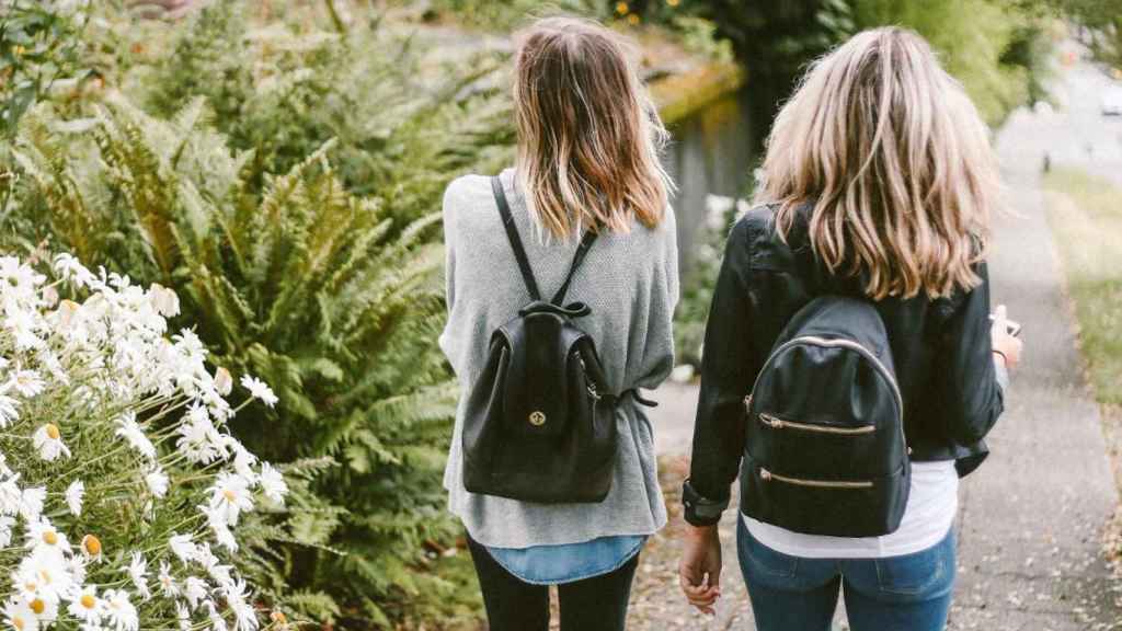 Imagen de archivo de dos adolescentes dando un paseo / SOCIAL.CAT