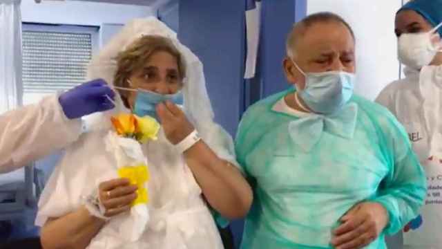 Una pareja celebra las bodas de oro en el Hospital del Mar