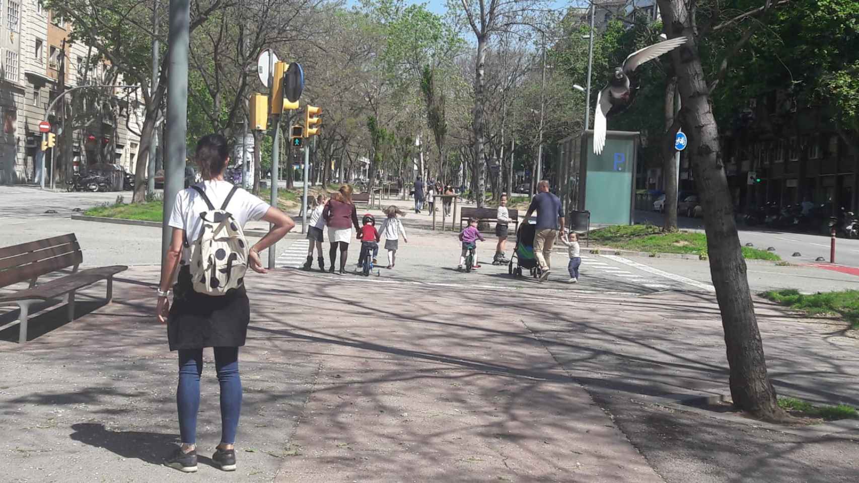 Dos familias con sus niños paseando por el distrito de Sants-Montjuïc / METRÓPOLI ABIERTA