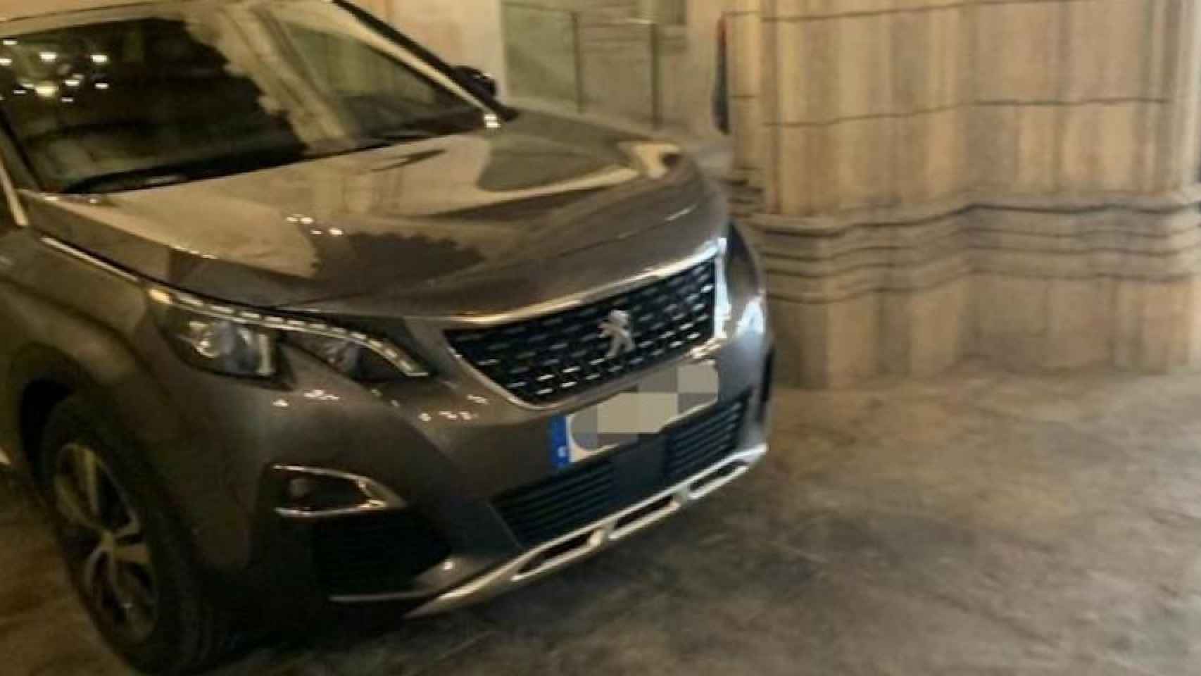 El coche de Colau, aparcado junto al Ayuntamiento / CG