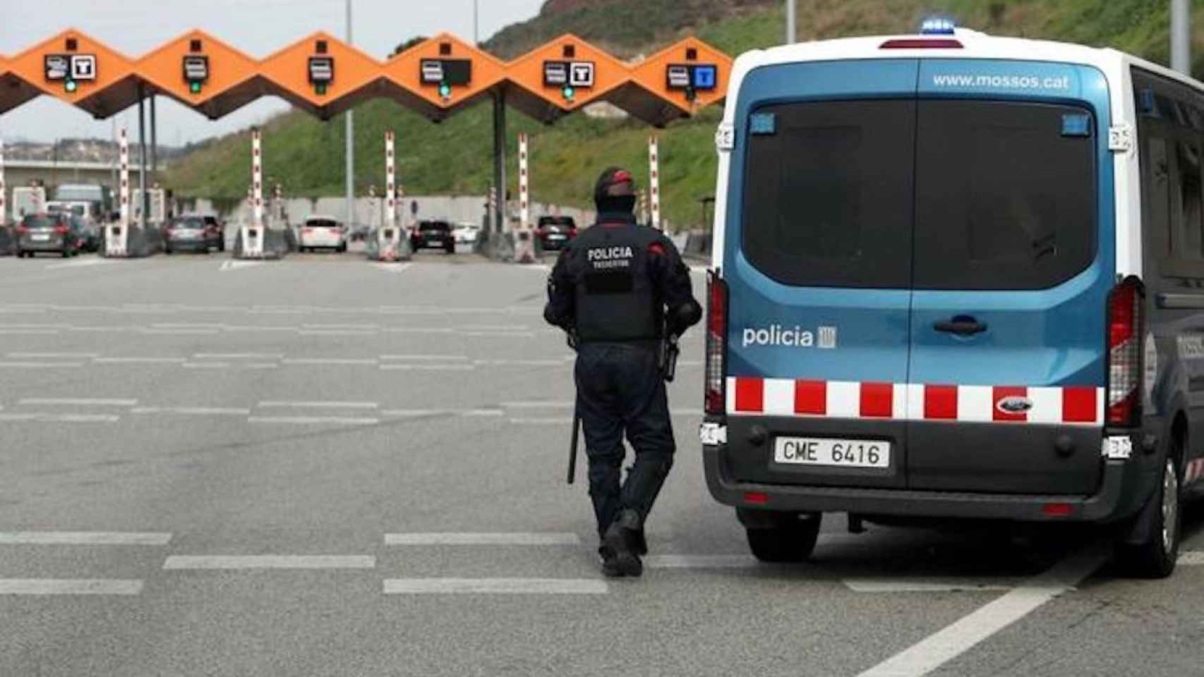 Una imagen de archivo de un control de los Mossos d'Esquadra a vehículos en un peaje / EFE