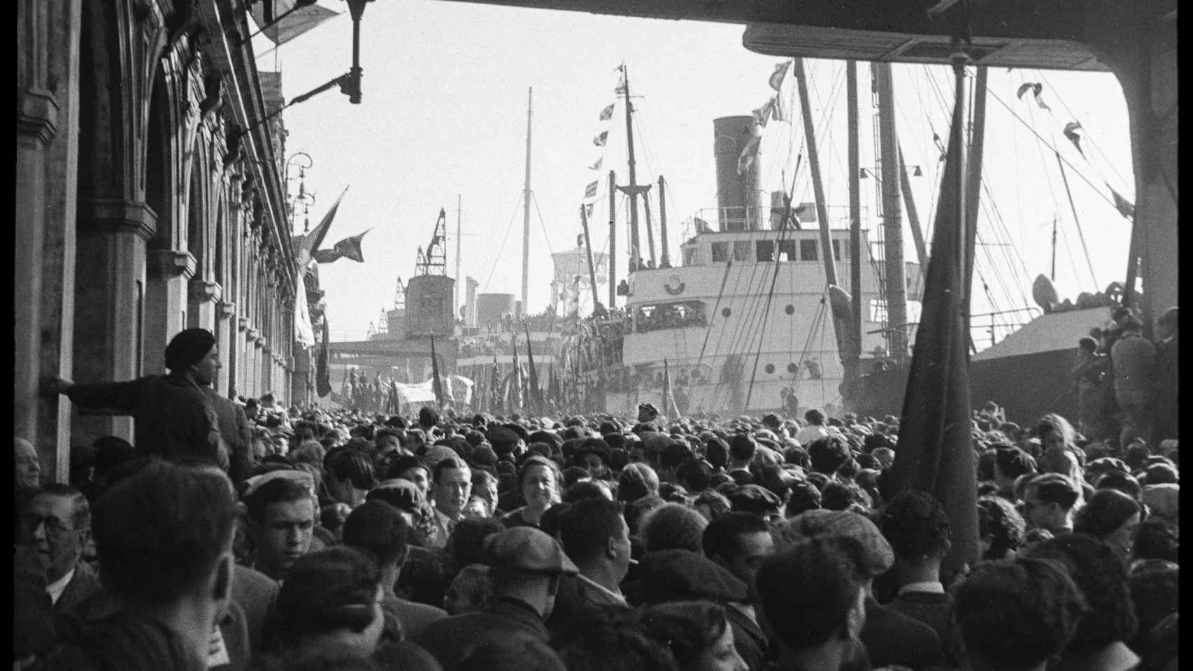 Una de las imágenes más sorprendentes de la Barceloneta durante la Guerra Civil / ANTONI CAMPAÑÀ